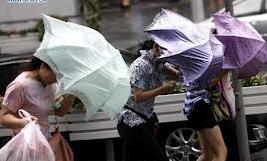 Gió lốc nguy hiểm tại Hà Nội: Mặc áo mưa đi trên cầu có thể bị bay xuống sông